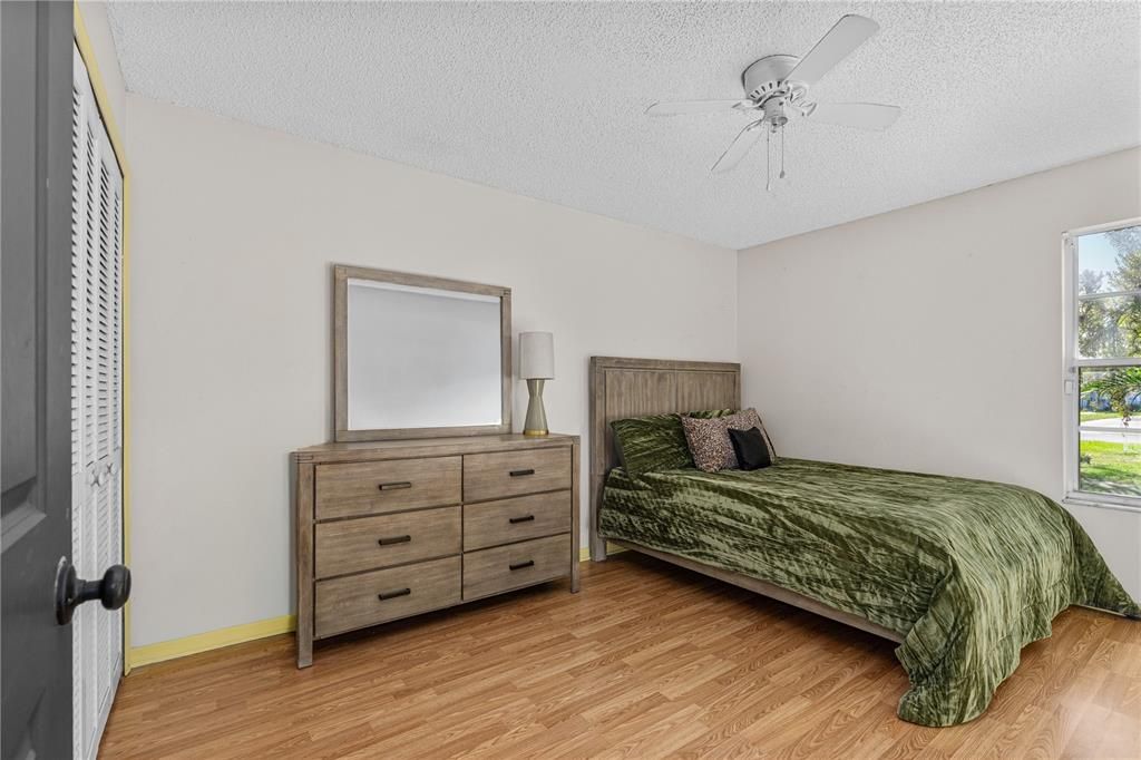 Под контрактом: $345,000 (3 спален, 2 ванн, 1732 Квадратных фут)