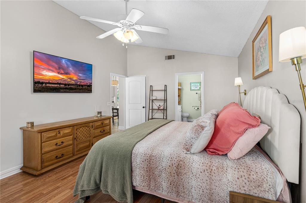 Под контрактом: $345,000 (3 спален, 2 ванн, 1732 Квадратных фут)