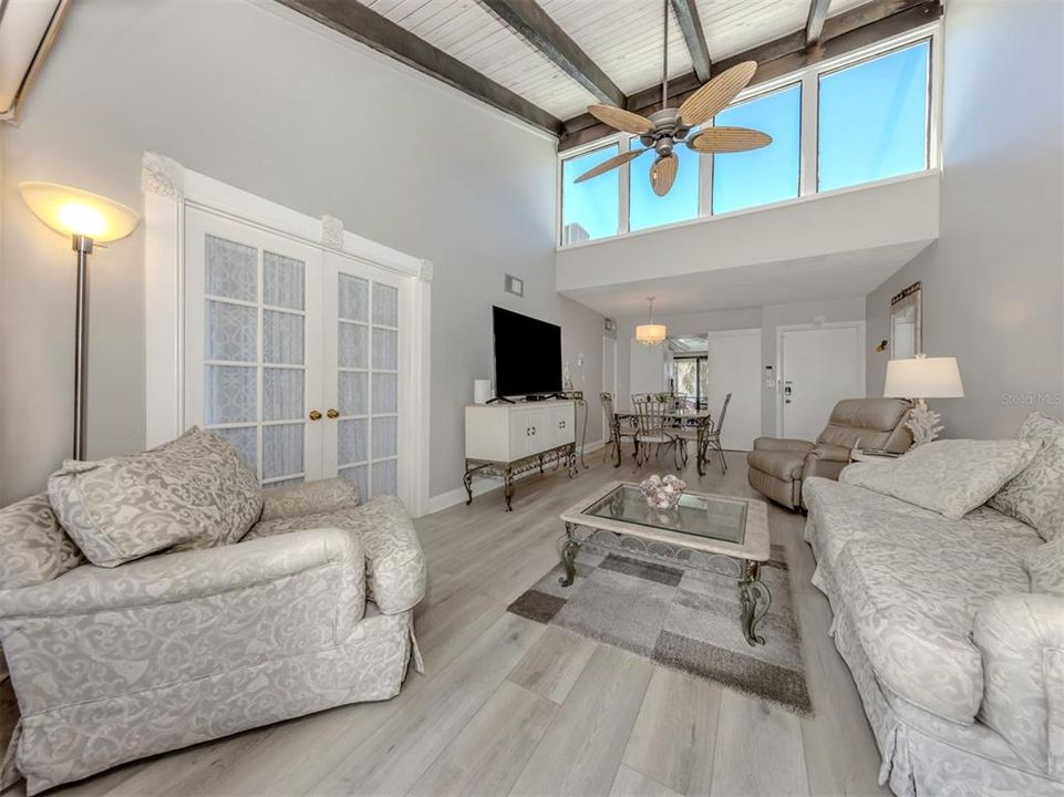 For Sale: $529,000 (2 beds, 2 baths, 934 Square Feet)