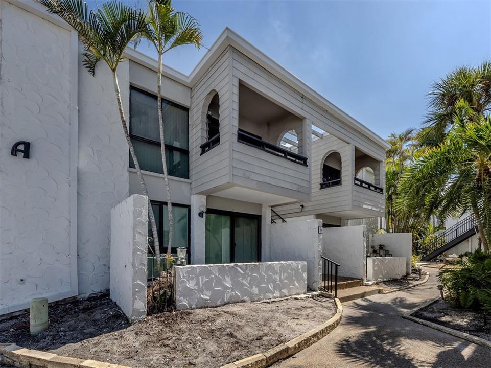 For Sale: $529,000 (2 beds, 2 baths, 934 Square Feet)