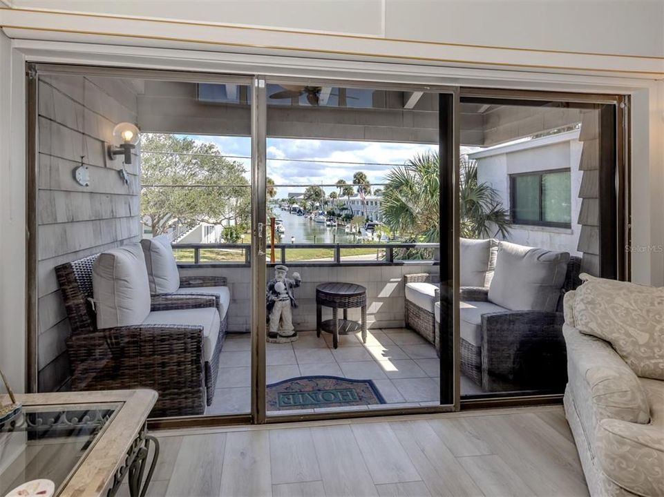 For Sale: $529,000 (2 beds, 2 baths, 934 Square Feet)