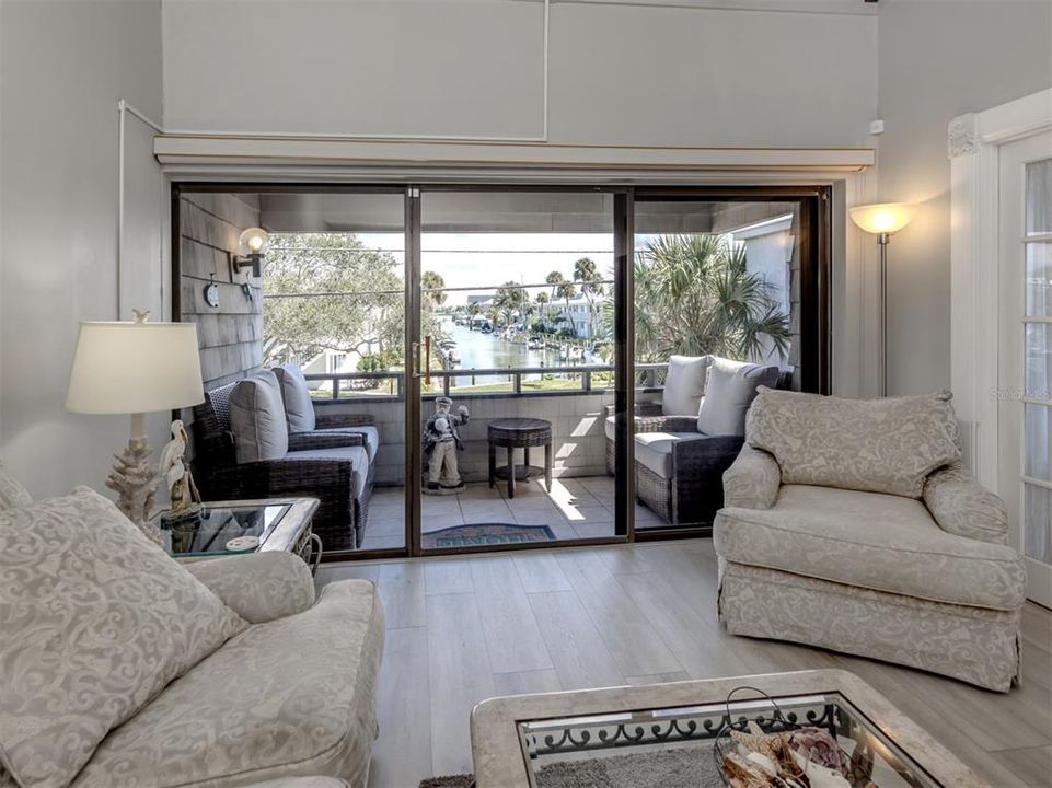 For Sale: $529,000 (2 beds, 2 baths, 934 Square Feet)