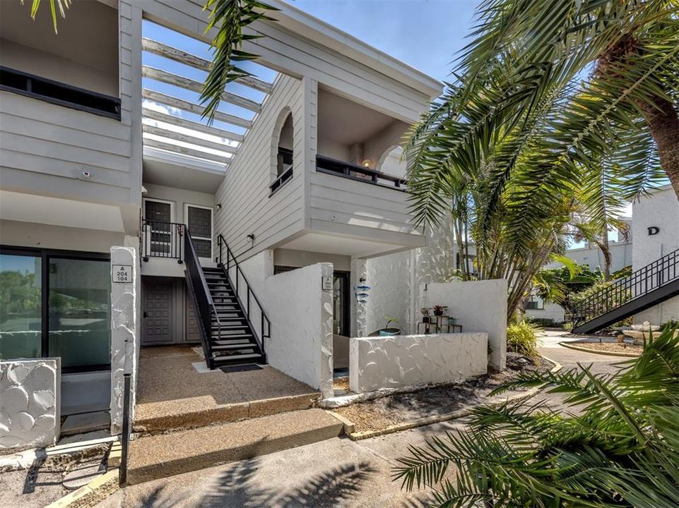 For Sale: $529,000 (2 beds, 2 baths, 934 Square Feet)