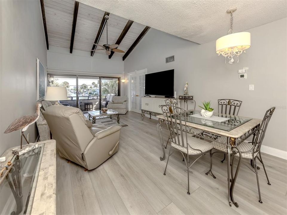 For Sale: $529,000 (2 beds, 2 baths, 934 Square Feet)