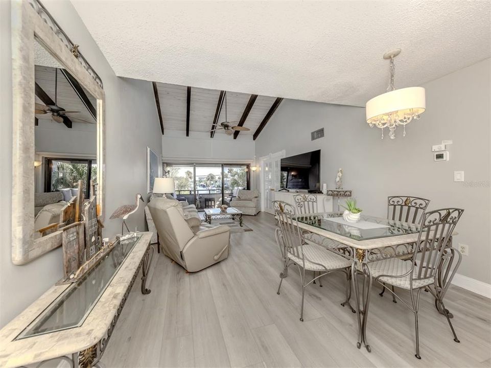 For Sale: $529,000 (2 beds, 2 baths, 934 Square Feet)