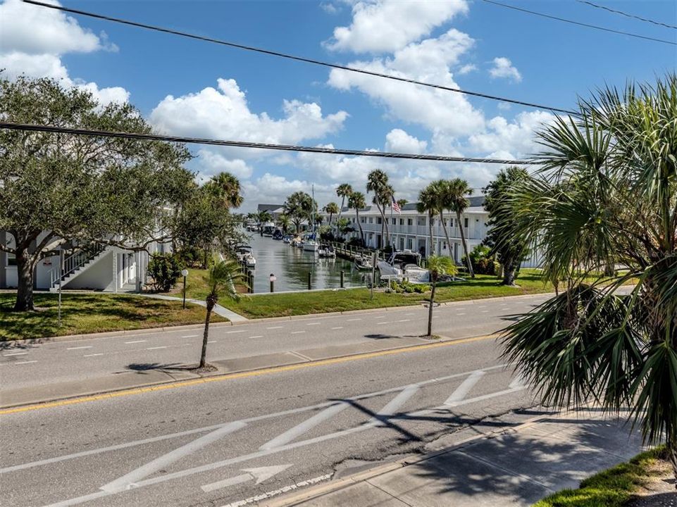 For Sale: $529,000 (2 beds, 2 baths, 934 Square Feet)