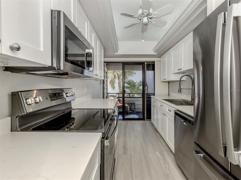 For Sale: $529,000 (2 beds, 2 baths, 934 Square Feet)