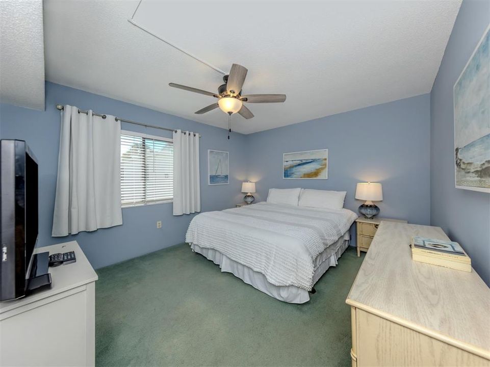 For Sale: $529,000 (2 beds, 2 baths, 934 Square Feet)