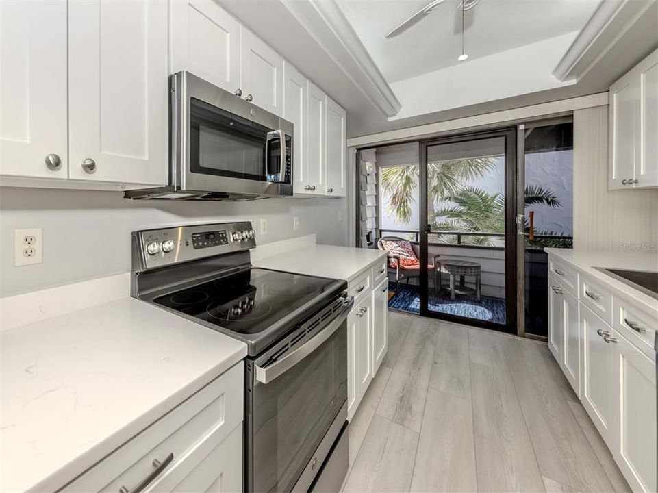 For Sale: $529,000 (2 beds, 2 baths, 934 Square Feet)