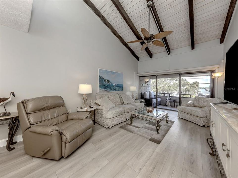 For Sale: $529,000 (2 beds, 2 baths, 934 Square Feet)