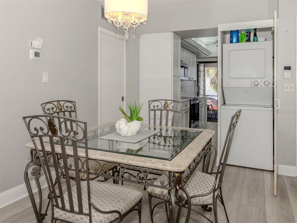 For Sale: $529,000 (2 beds, 2 baths, 934 Square Feet)