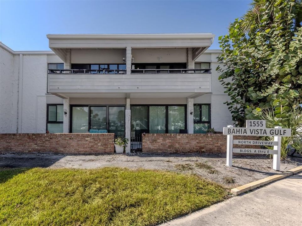 For Sale: $529,000 (2 beds, 2 baths, 934 Square Feet)