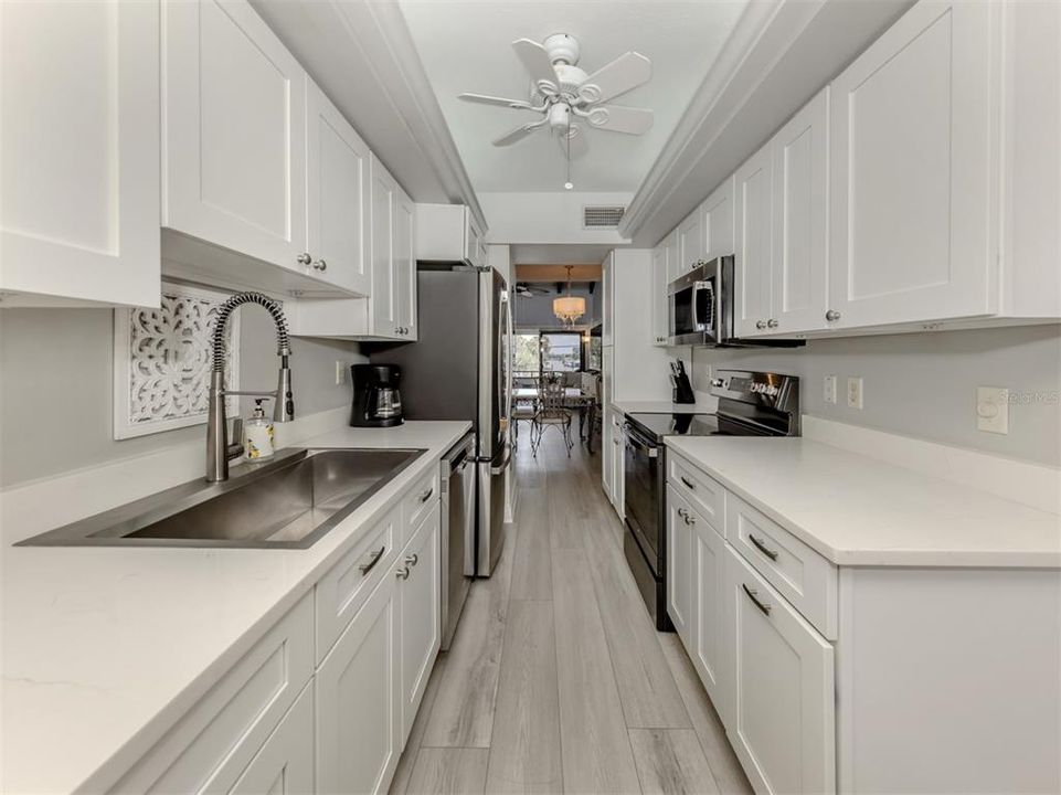 For Sale: $529,000 (2 beds, 2 baths, 934 Square Feet)