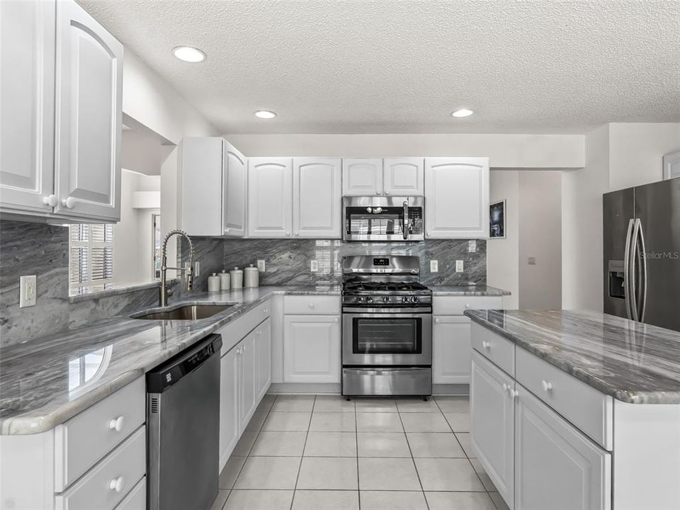 En Venta: $459,000 (3 camas, 2 baños, 2200 Pies cuadrados)