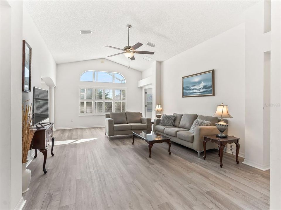 En Venta: $459,000 (3 camas, 2 baños, 2200 Pies cuadrados)