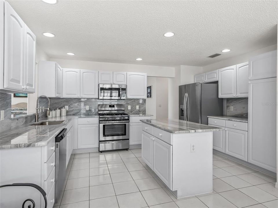 En Venta: $459,000 (3 camas, 2 baños, 2200 Pies cuadrados)