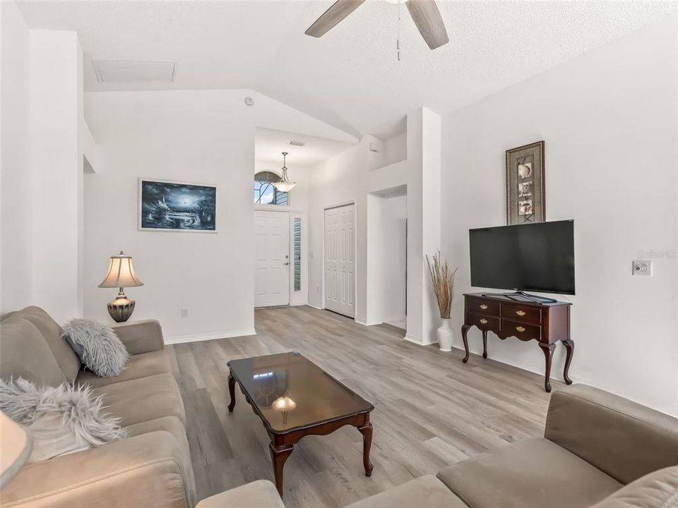 En Venta: $459,000 (3 camas, 2 baños, 2200 Pies cuadrados)