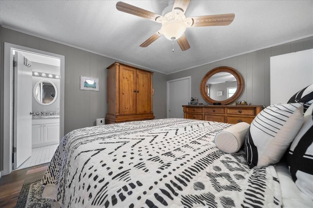 Active With Contract: $350,000 (4 beds, 2 baths, 1409 Square Feet)