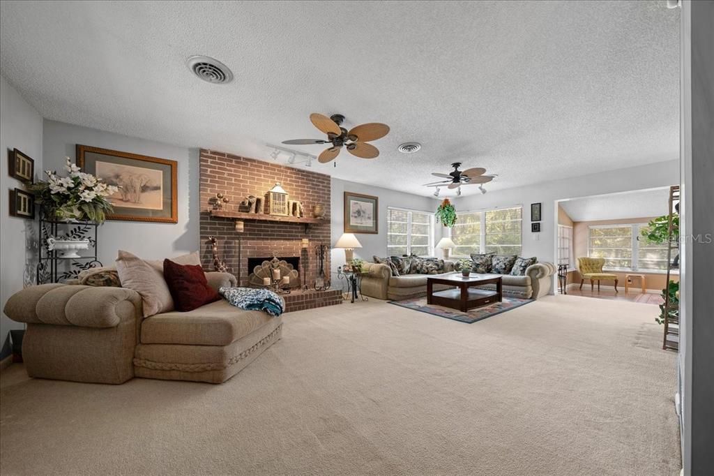 Active With Contract: $350,000 (4 beds, 2 baths, 1409 Square Feet)