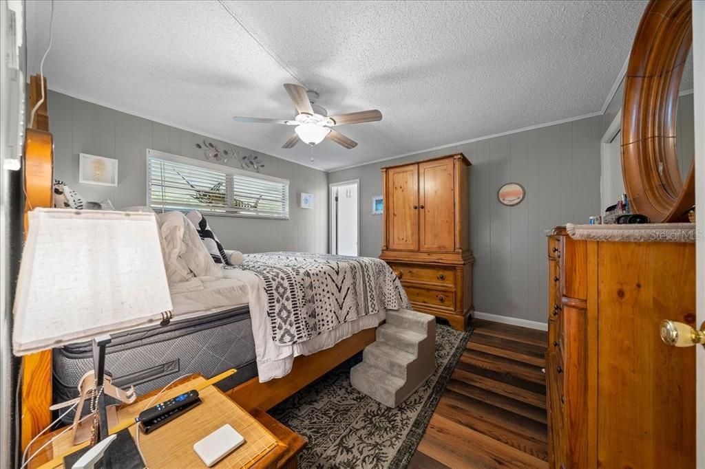 Active With Contract: $350,000 (4 beds, 2 baths, 1409 Square Feet)