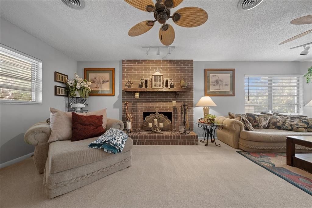 Active With Contract: $350,000 (4 beds, 2 baths, 1409 Square Feet)