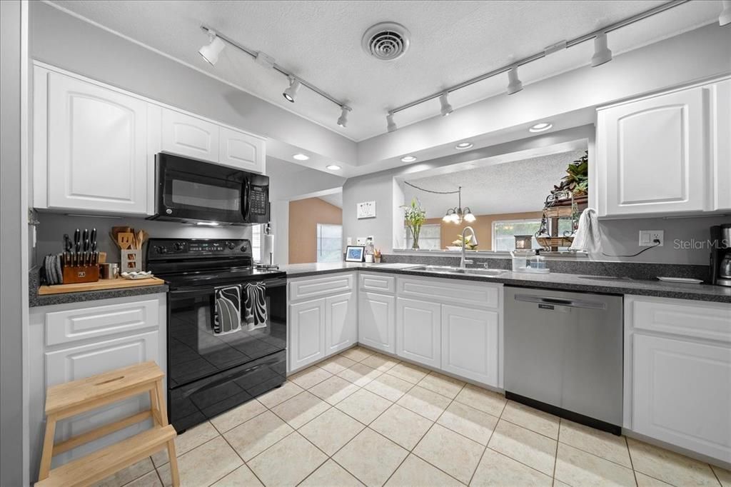 Active With Contract: $350,000 (4 beds, 2 baths, 1409 Square Feet)