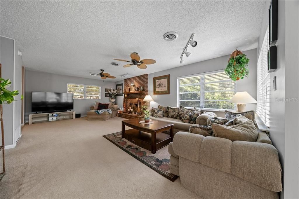 Active With Contract: $350,000 (4 beds, 2 baths, 1409 Square Feet)