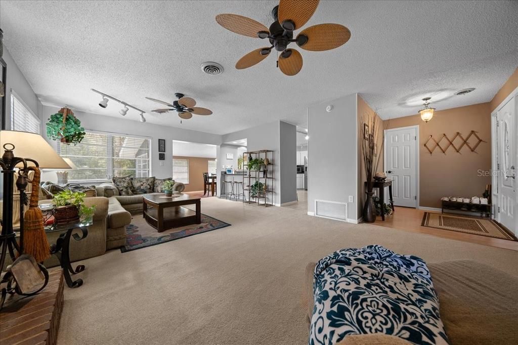 Active With Contract: $350,000 (4 beds, 2 baths, 1409 Square Feet)