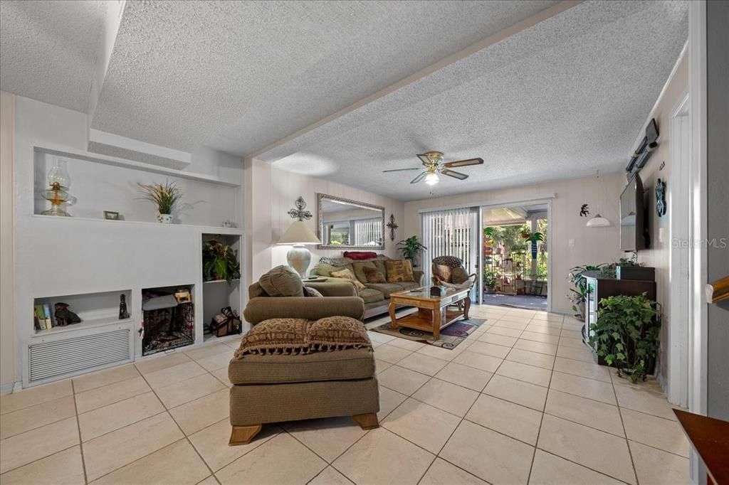 Active With Contract: $350,000 (4 beds, 2 baths, 1409 Square Feet)