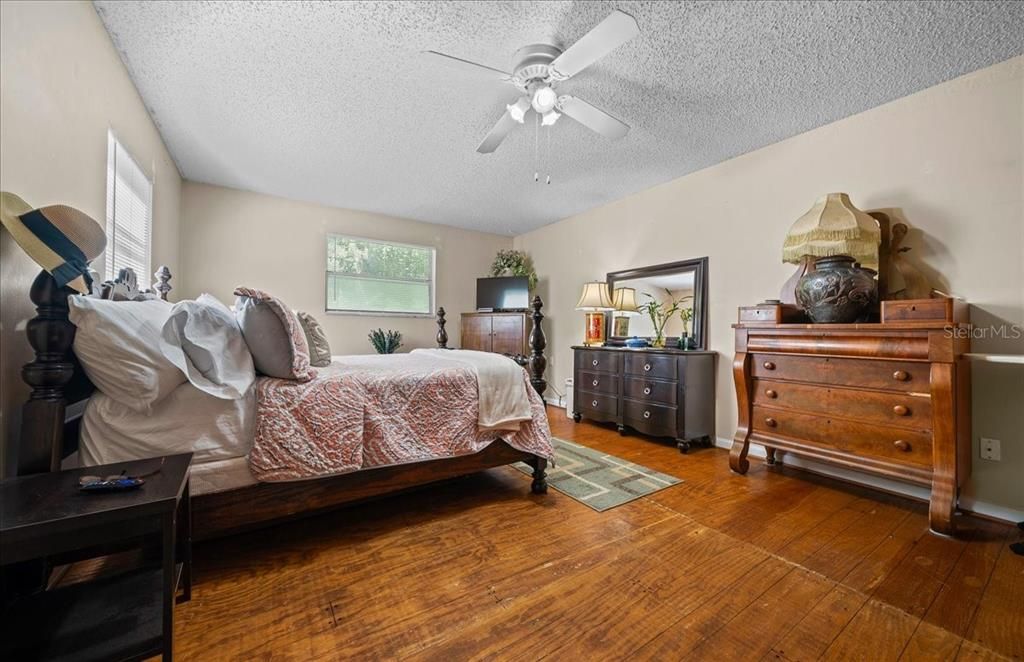 Active With Contract: $350,000 (4 beds, 2 baths, 1409 Square Feet)