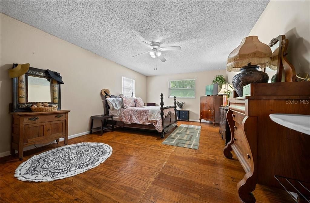 Active With Contract: $350,000 (4 beds, 2 baths, 1409 Square Feet)