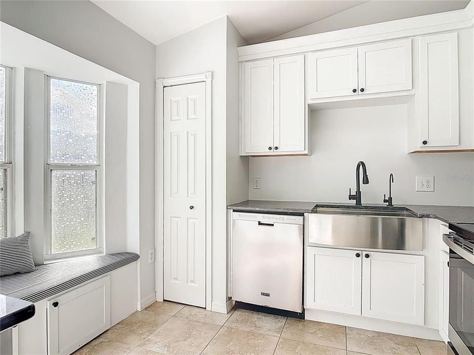 На продажу: $285,000 (3 спален, 2 ванн, 1140 Квадратных фут)