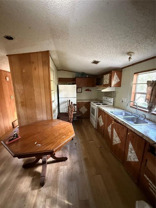 For Sale: $85,000 (2 beds, 2 baths, 924 Square Feet)