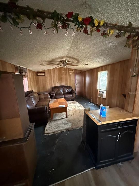 For Sale: $85,000 (2 beds, 2 baths, 924 Square Feet)