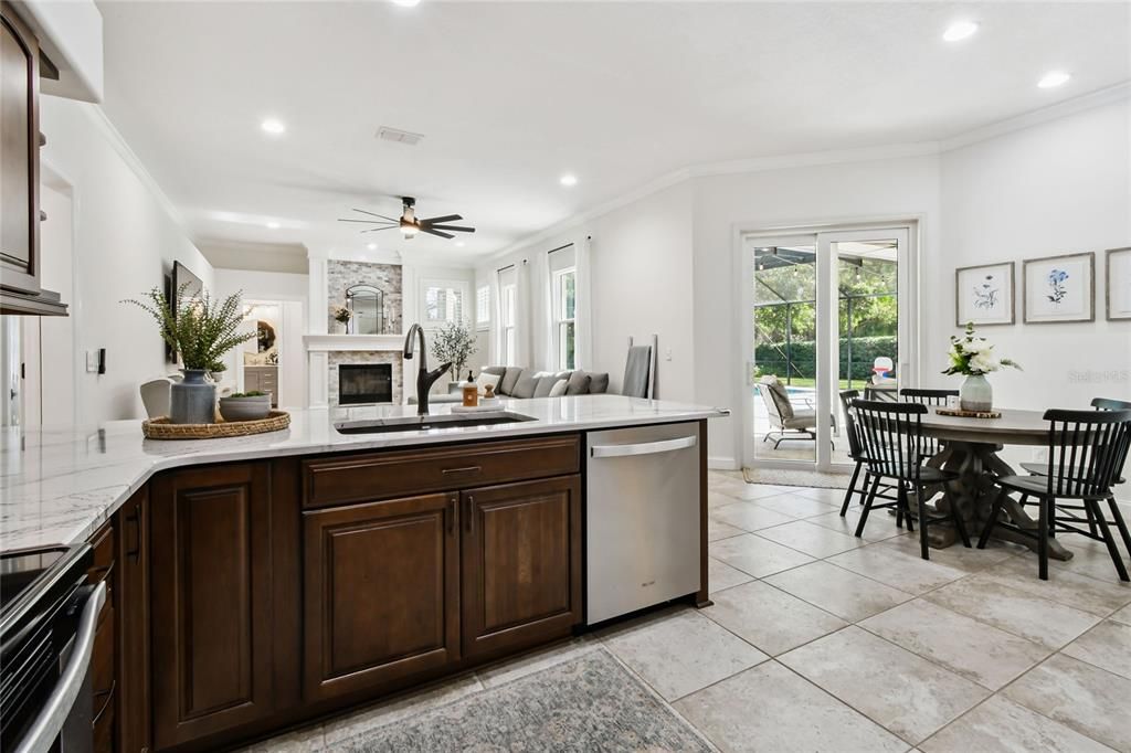 合同活跃: $815,000 (4 贝兹, 3 浴室, 2578 平方英尺)