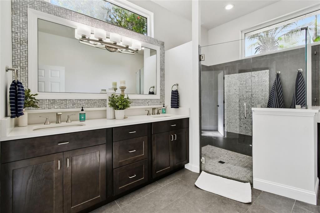 合同活跃: $815,000 (4 贝兹, 3 浴室, 2578 平方英尺)