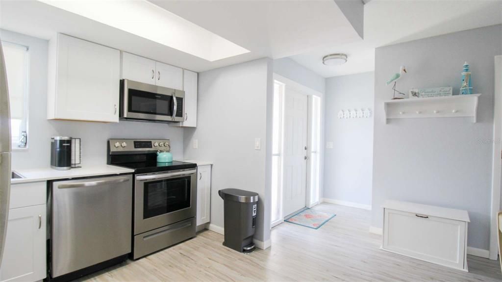 For Sale: $279,900 (2 beds, 2 baths, 1049 Square Feet)