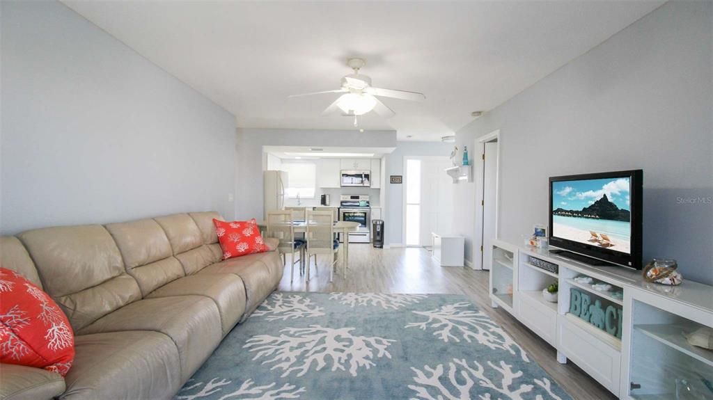 For Sale: $279,900 (2 beds, 2 baths, 1049 Square Feet)