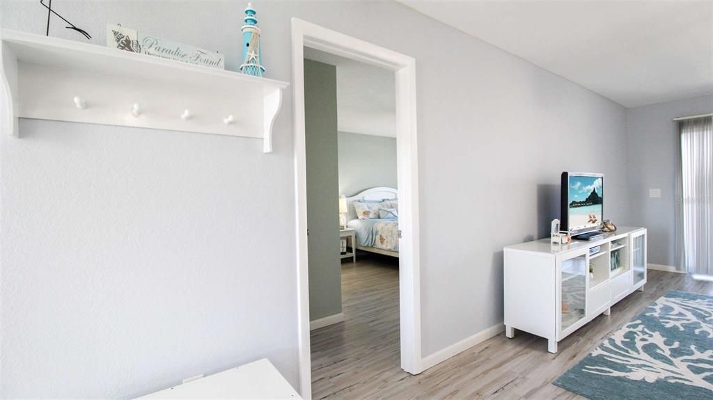 For Sale: $279,900 (2 beds, 2 baths, 1049 Square Feet)