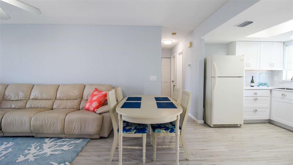 For Sale: $279,900 (2 beds, 2 baths, 1049 Square Feet)