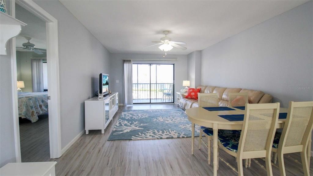 For Sale: $279,900 (2 beds, 2 baths, 1049 Square Feet)