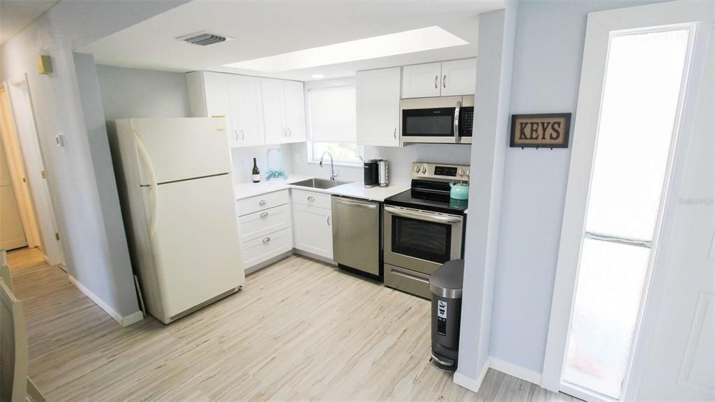 For Sale: $279,900 (2 beds, 2 baths, 1049 Square Feet)