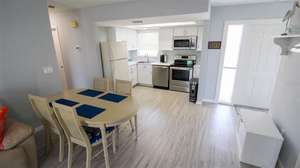 For Sale: $279,900 (2 beds, 2 baths, 1049 Square Feet)