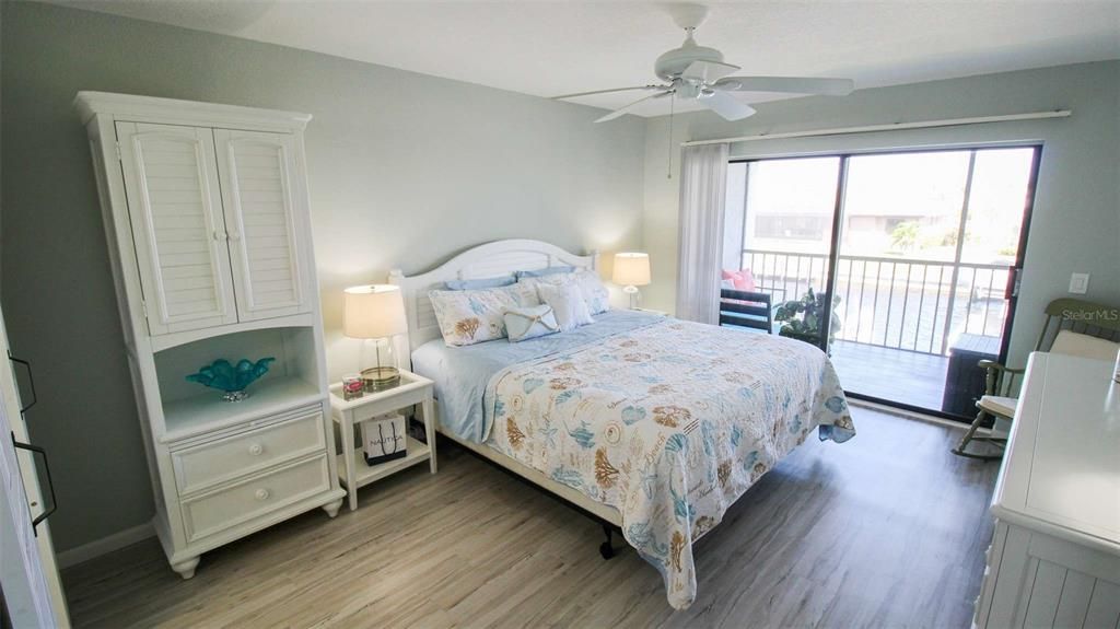 For Sale: $279,900 (2 beds, 2 baths, 1049 Square Feet)