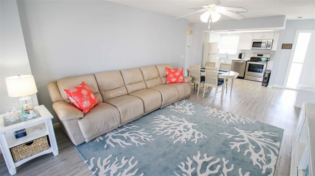 For Sale: $279,900 (2 beds, 2 baths, 1049 Square Feet)