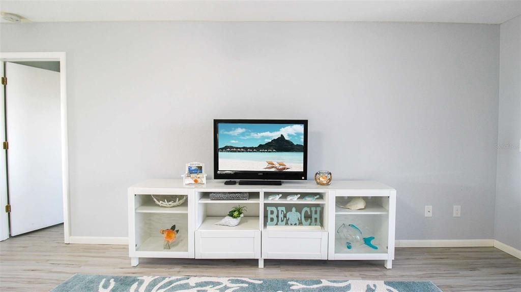 For Sale: $279,900 (2 beds, 2 baths, 1049 Square Feet)