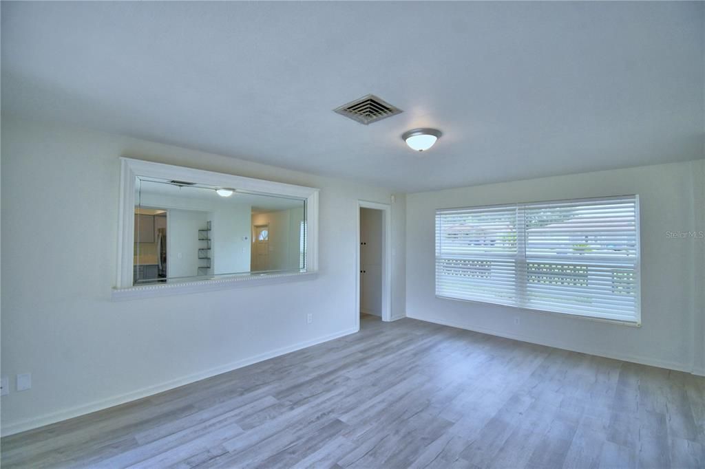 合同活跃: $259,000 (3 贝兹, 2 浴室, 1418 平方英尺)