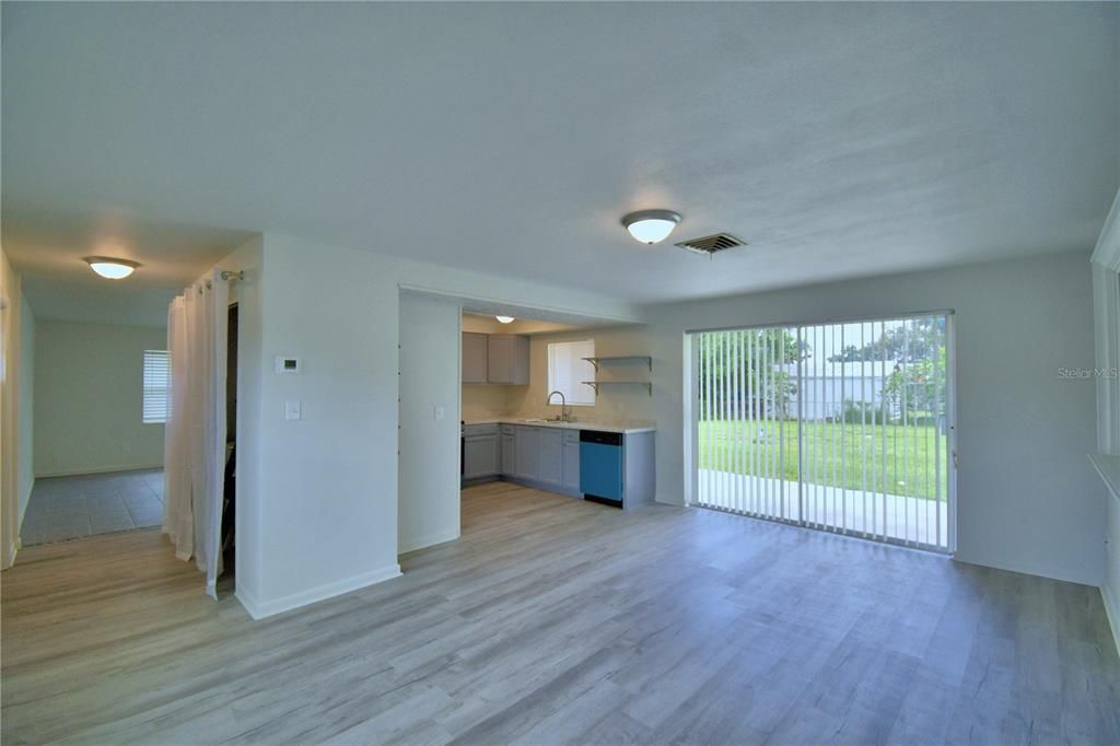 合同活跃: $259,000 (3 贝兹, 2 浴室, 1418 平方英尺)