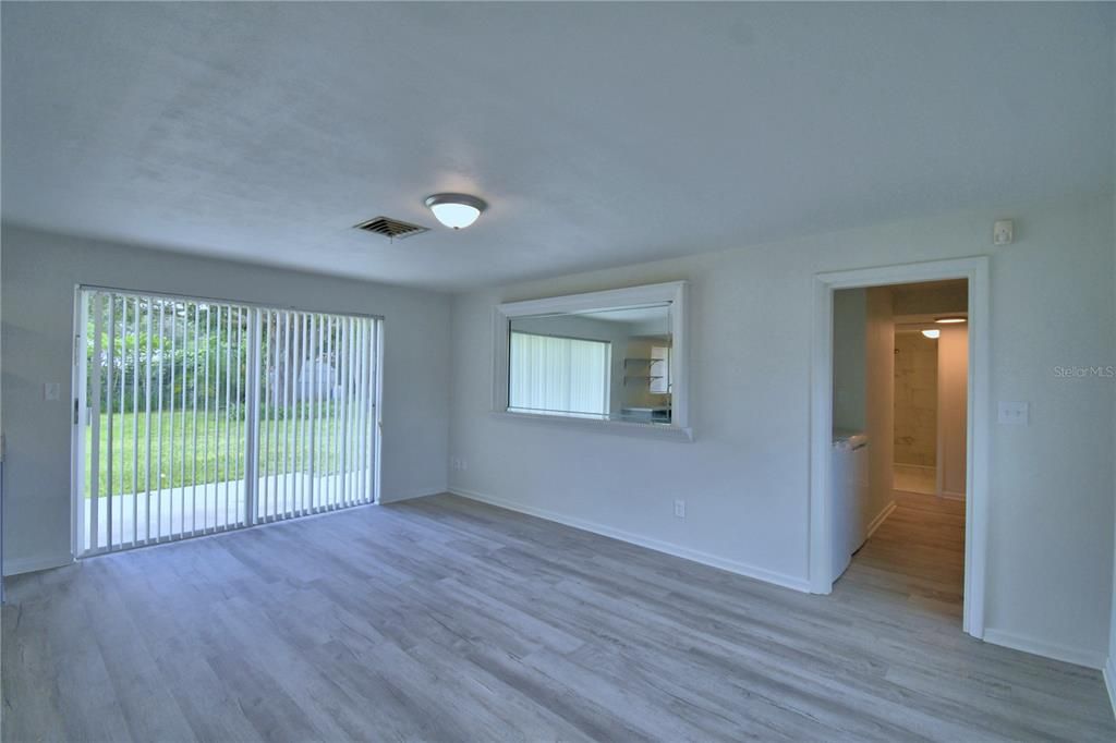 合同活跃: $259,000 (3 贝兹, 2 浴室, 1418 平方英尺)