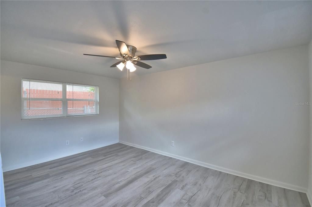 合同活跃: $259,000 (3 贝兹, 2 浴室, 1418 平方英尺)